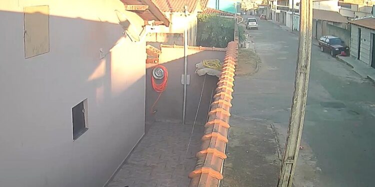 VÍDEO: Mãe e filho são atropelados por carro em calçada em MG