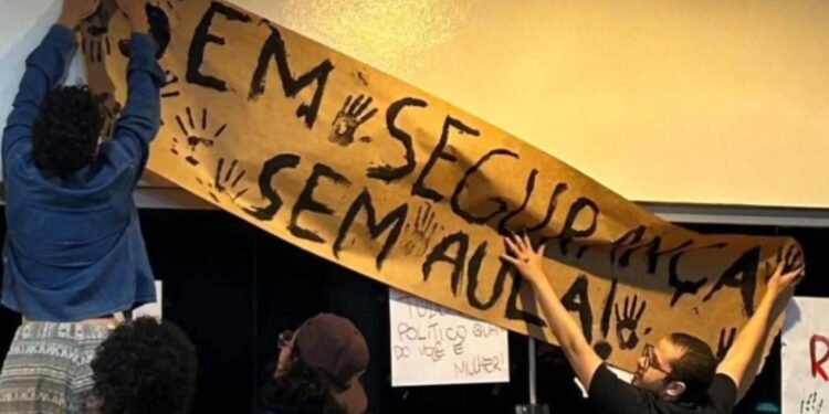 VÍDEO: Homem é preso após importunar estudante no Campus Pontal da UFU, e universitários protestam por segurança