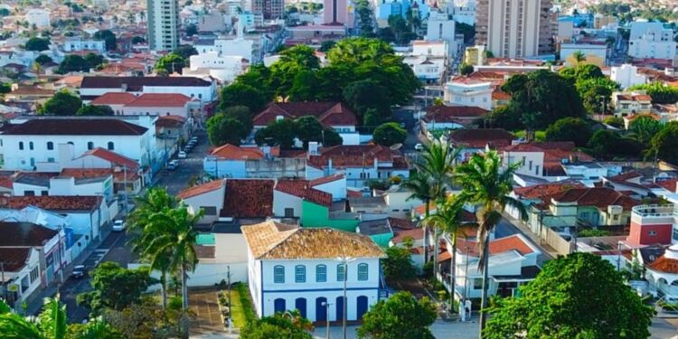 Kit churrasco e R$ 1 mil: Prefeitura em MG vai premiar moradores em concurso de rua mais enfeitada para a Copa