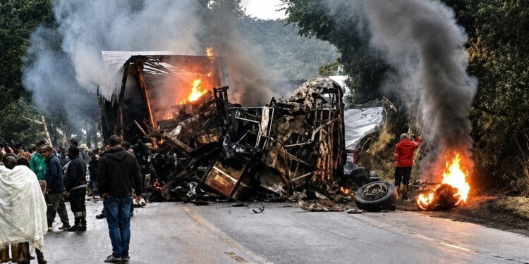 Ônibus e carreta pegam fogo após batida na BR-251 deixando mortos e feridos no Norte de MG