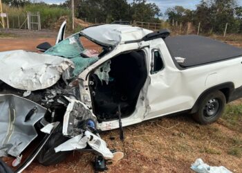 Mulher fica gravemente ferida após invadir contramão e bater de frente com carreta na BR-040, em Paracatu