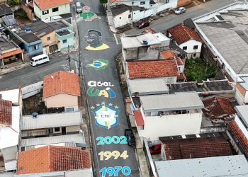 'Foi o reconhecimento de um sonho': vídeo de rua pintada para a Copa do Mundo chega à CBF e viraliza em MG