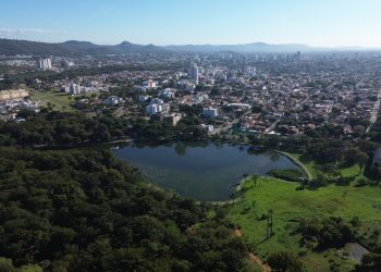 Prefeitura de Montes Claros faz oxigenação da lagoa do Parque Municipal